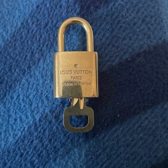 LOUIS VUITTON LOCKS & KEYS 🔐 🔑 - Picture 2 of 5
